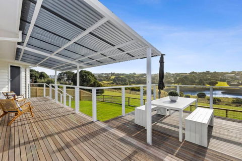 SALTWATER HOUSE - Opposite The Beach And Views Over The Lake! - Accommodation Nelson Bay 3