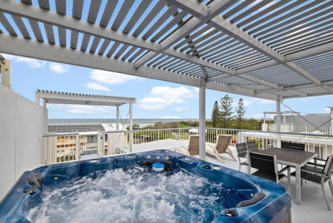 Salty Breeze - Rooftop Terrace & Jacuzzi - Accommodation Nelson Bay 0