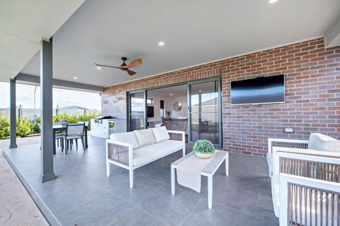 Sandstone - Family Entertainer, Refined Living - Accommodation Nelson Bay 2