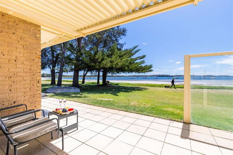Sandy Beach House Corlette Unit 1 Waterfront WI-FI Aircon - Accommodation Nelson Bay 2