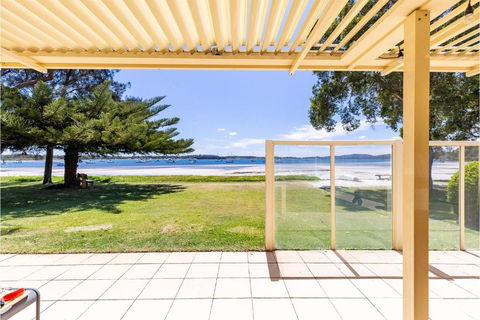 Sandy Beach House Corlette Unit 1 Waterfront WI-FI Aircon - Accommodation Nelson Bay 1
