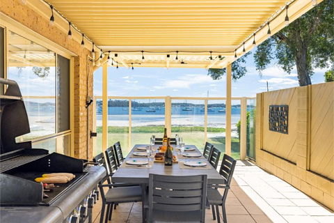 Sandy Beach House Corlette Unit 1 Waterfront WI-FI Aircon - Accommodation Nelson Bay 3