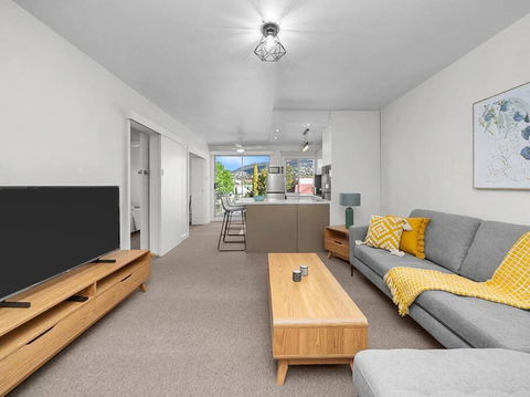 Sandy Bay Apartment With Hobart River View, Near UTAS - Stroll To Cafes And Shops - Accommodation Nelson Bay 2