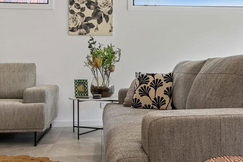 Storey Time I 2BR Townhouse For Melbourne Travel - Accommodation Nelson Bay 0