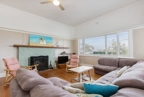 BEACHSIDE GETAWAY - DROMANA - Accommodation Nelson Bay 1