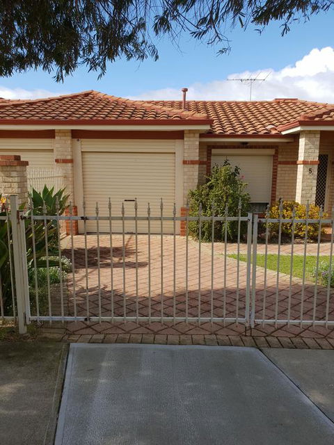 Beachside Retreat - Nelsons Bay Accommodation 0