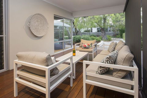 Beachstone - Stylish Spacious Home Opposite Beach And Close To Town - Accommodation Nelson Bay 3
