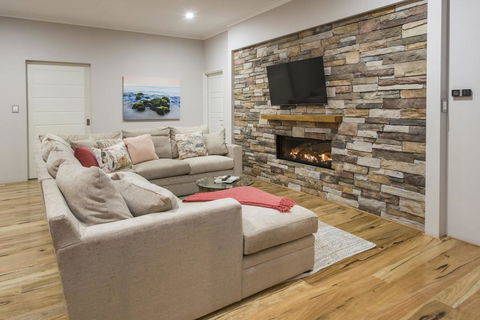 Beachstone - Stylish Spacious Home Opposite Beach And Close To Town - Accommodation Nelson Bay 1