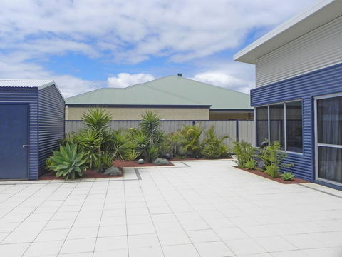 Beautifully Appointed Large Family Home - Accommodation Nelson Bay 2