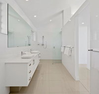 Bella Vista West 3 Luxury Ocean View High Ceilings Golf Buggy Sleeps 8 - Accommodation Nelson Bay