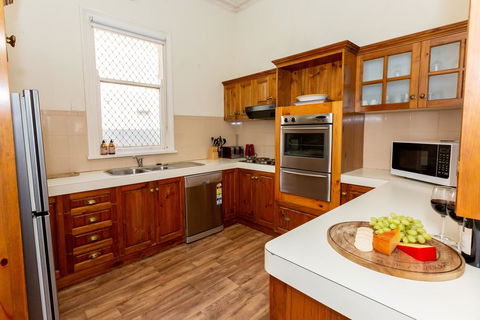 Best Central House - SLEEPS 11 !! - Accommodation Nelson Bay 2