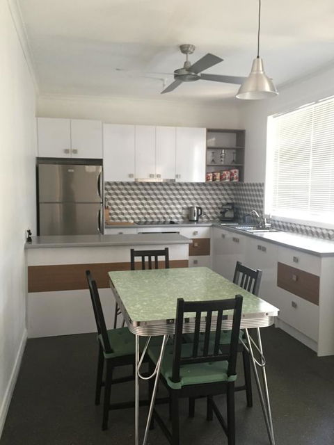 Black Cat Retreat Holiday Home - Accommodation Nelson Bay 3