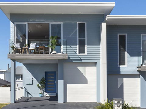 Blue Pelican - Pacific Views, Walk To Beach - Accommodation Nelson Bay 0