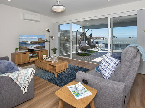 Blue Pelican - Pacific Views, Walk To Beach - Accommodation Nelson Bay 1