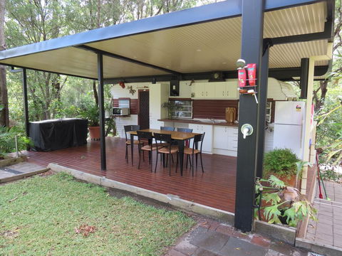 BoBRENE On Tamborine Nude Retreat - Cosy Chalet - Accommodation Nelson Bay 3