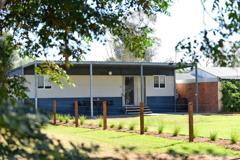 The Jetty Hut - Lake Frontage Barmera Riverland - Accommodation Nelson Bay 1