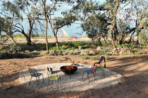 The Jetty Hut - Lake Frontage Barmera Riverland - Accommodation Nelson Bay 3