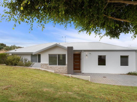 Three Bedroom, Two Bathroom Family Home - Accommodation Nelson Bay 0