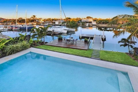 WATERFRONT HOME BORDERING MOOLOOLABA - Accommodation Nelson Bay 1