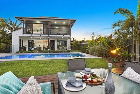 WATERFRONT HOME BORDERING MOOLOOLABA - Accommodation Nelson Bay 0