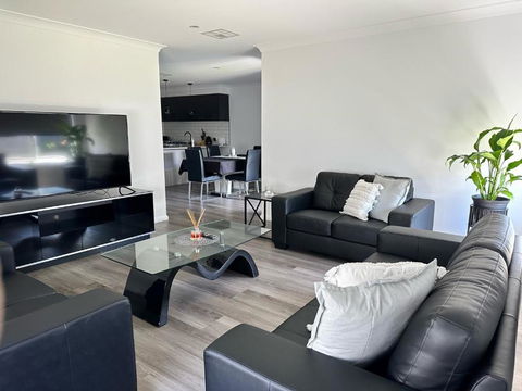Xquisite - Accommodation Nelson Bay 0