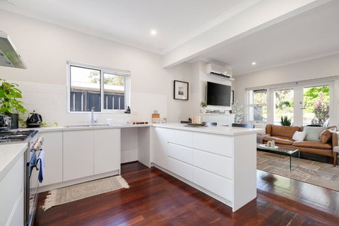 Guildford Cottage By Swan Bnb Management - Accommodation Nelson Bay 2