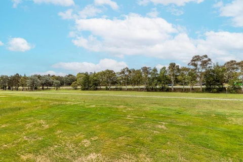 ZMITH Apartment - BROOKE, - Near AIS, GIO Stadium, UC, & Nth - Canberra Hospital - Accommodation Nelson Bay 3